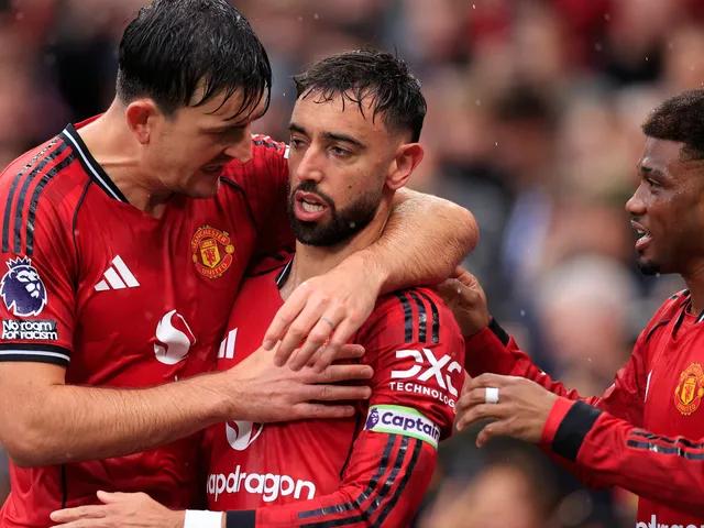 Man Utd star 'closes' in on new contract after initial talks held