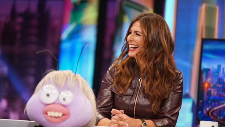 El look más potente de Nuria Roca: vestido de piel ‘vintage’ y botas altas de Zara, el combo que triunfa en otoño