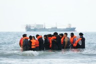 26 migrants sent to France while nearly 10,000 have arrived since deal