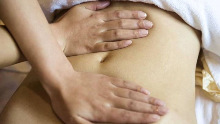 El secreto del masaje linfático de 18 minutos que drena la grasa abdominal y revela un vientre plano