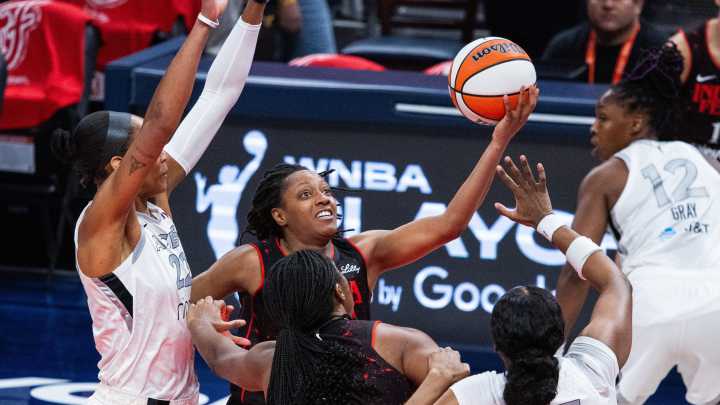 Kelsey Mitchell helped off court after injury, support from Aces fans, players