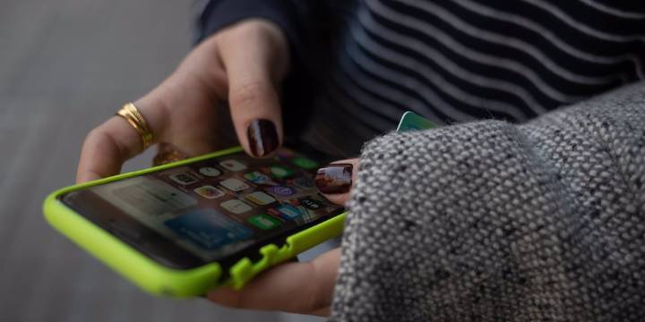 Una mujer conoció a un hombre en una app de citas y luego la extorsionaba con difundir fotos íntimas
