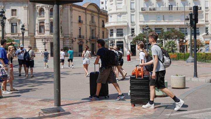 El crecimiento de la economía se modera a niveles de hace dos años pese al impulso del consumo de las familias