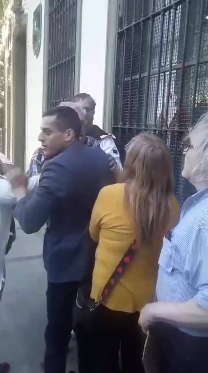 "Andá a Cuba". Violenta agresión de un militante libertario a una manifestante en Quilmes