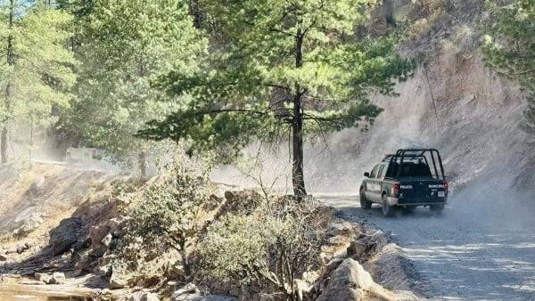 Encuentran 3 ejecutados apilados en la carretera Parral