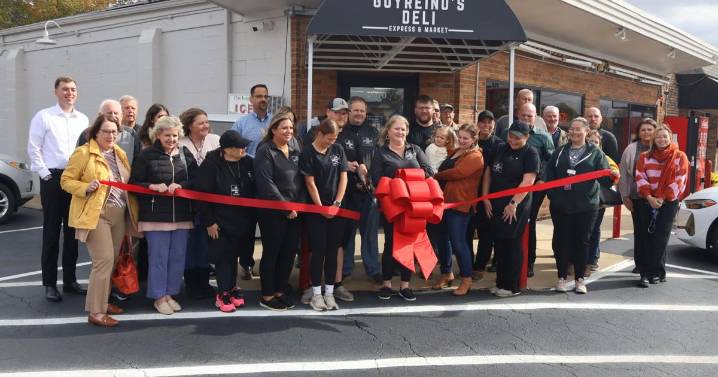 Guyreino's celebrates second location
