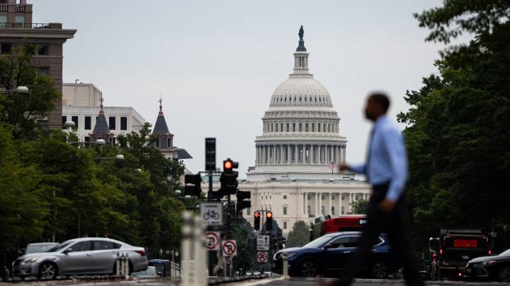 Live updates: Government shuts down with thousands of DC