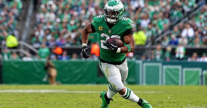 Philadelphia Eagles RB Saquon Barkley suffers groin injury vs. New York Giants