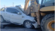 Una camioneta chocó con una retroexcavadora en el Acceso Norte de Paraná