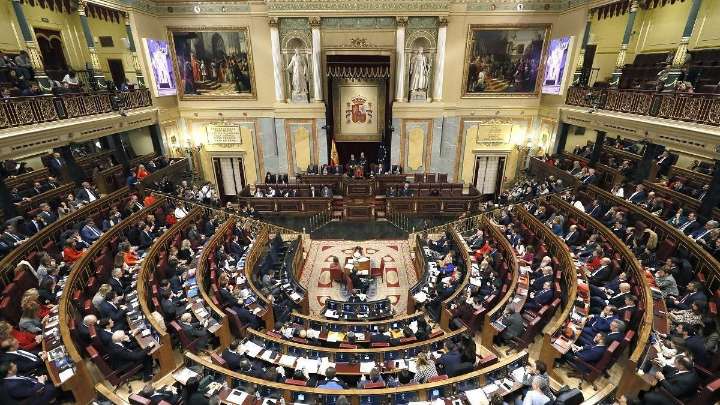 El Congreso conmemorará la muerte de Franco con música, una acróbata y discursos de Carrillo, Tierno Galván o Roca
