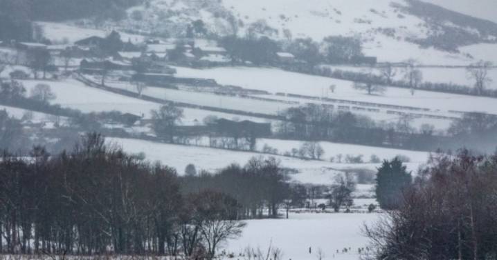 UK snow upgraded to '3cm per hour blizzard' and England faces flurries too