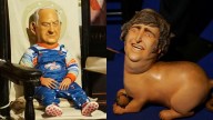 Chileno instaló figura de Netanyahu como Chucky y de Milei como perro de Trump en museo de Madrid