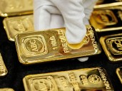 Gold set for seventh weekly gain as U.S. shutdown clouds rate path