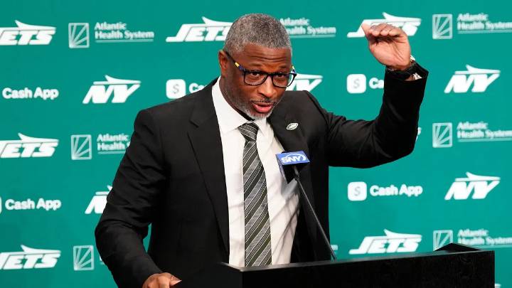 Aaron Glenn’s Roster Decision Puts Jets WR’s Future in Doubt After HC’s Strong Steps Against Fumbling Issues Aaron Glenn implements hands-on drills and adds a roster player as the Jets work to fix fum