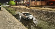 Borracho perdió el control de su auto y cayó dentro del canal de Av. Constitución