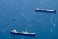 Por presión de EU, aplazan voto de plan mundial para reducir emisiones de barcos