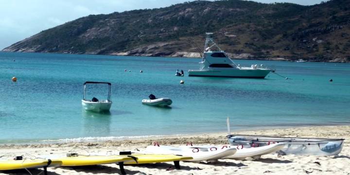 Una mujer de 80 años viajó en un crucero de lujo, quedó abandonada en una isla tropical remota y la encontraron muerta