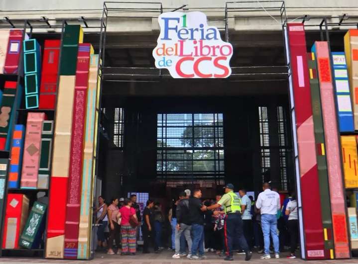 Autoridades locales recorren la XVI Feria del Libro de Caracas 2025