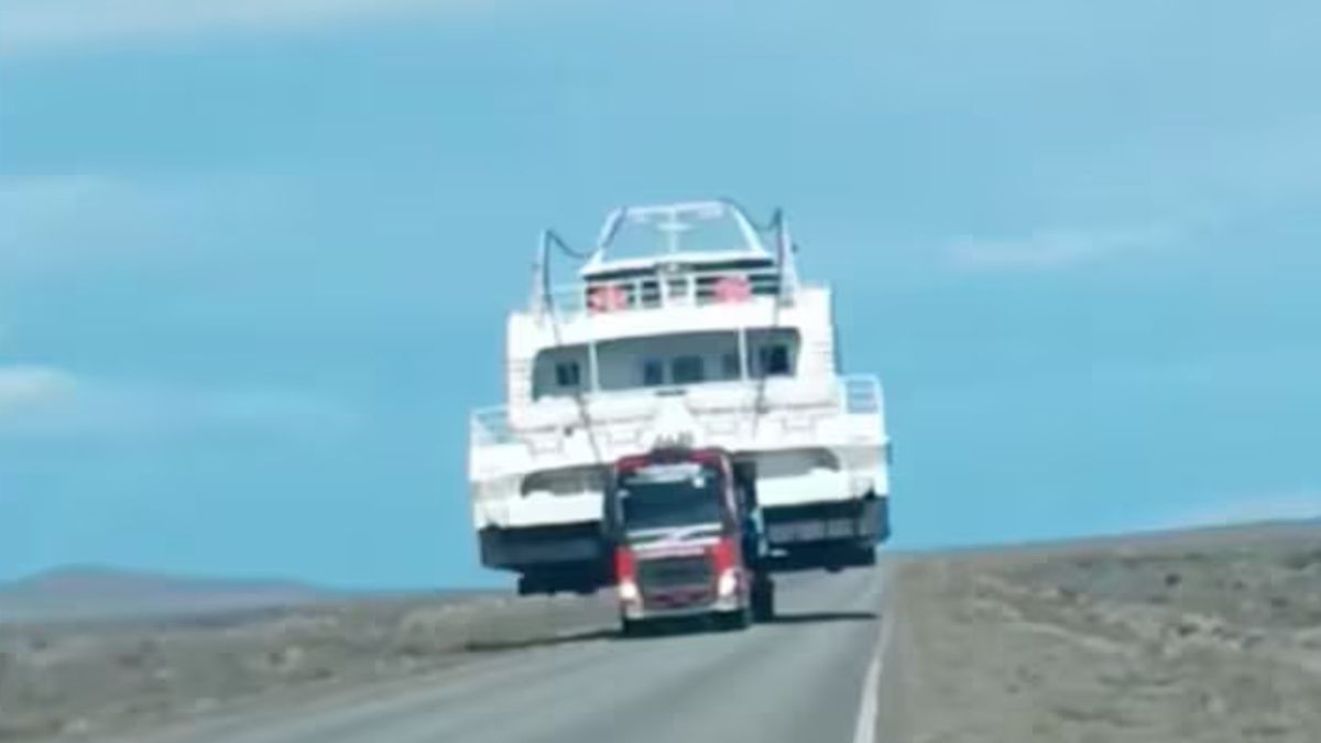 Santa Cruz: un barco en el medio de la Ruta 40 sorprendió a todos y se hizo viral