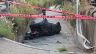 Aparatosa volcadura en la avenida Poetas en Puerto Vallarta; auto terminó en el canal