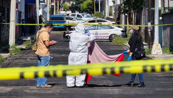 Hallan cuerpo de una mujer sobre de carrito de supermercado en Puebla