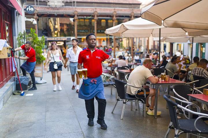España suma 118.400 ocupados en verano pero la tasa de paro sube al 10,45% por el aumento de población en busca de empleo