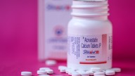 Retiran más de 140,000 frascos de medicamento popular para el colesterol
