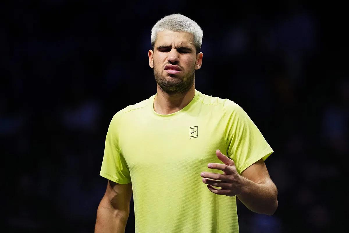Carlos Alcaraz se desespera en su peor partido del año y cae eliminado en su debut en el Masters 1000 de París