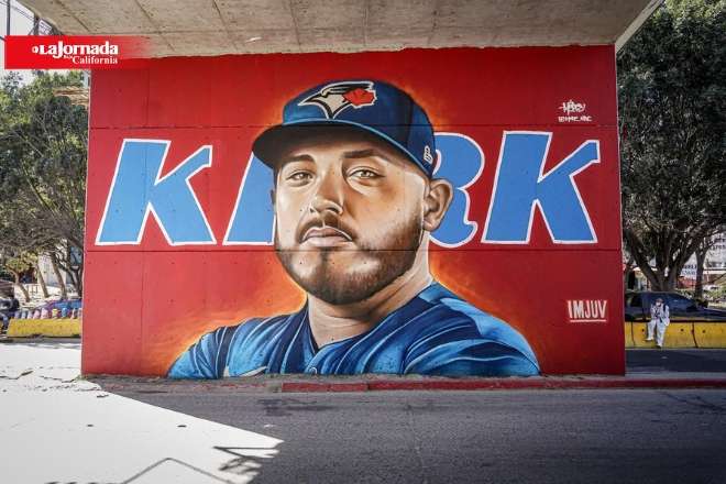 Homenajean a Alejandro Kirk, jugador de béisbol, con mural en Tijuana