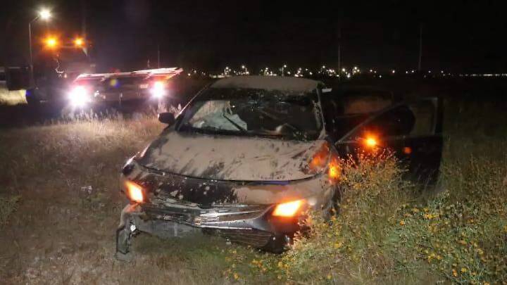 Conductor choca dos vehículos y huye en la Tabalaopa; termina impactándose en un montículo de arena