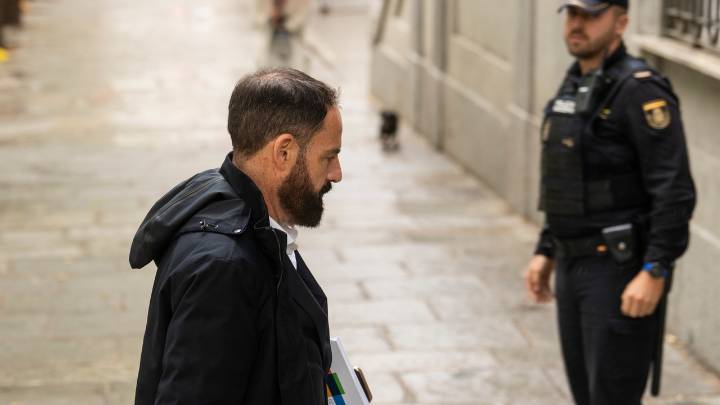 El juez apunta a una falta de control con los sobres del PSOE y ve "extraño" que los cobrara Koldo