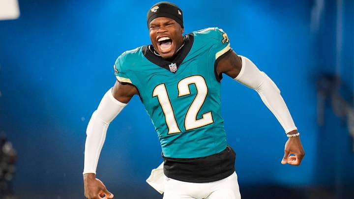 Jaguars' Travis Hunter reunites with woman he met on plane after draft
