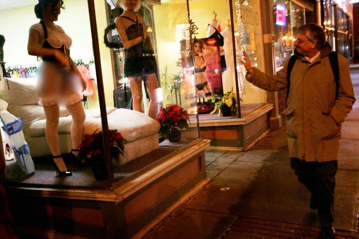 Remember When an Augusta, Maine, Storefront Had Live Models?
