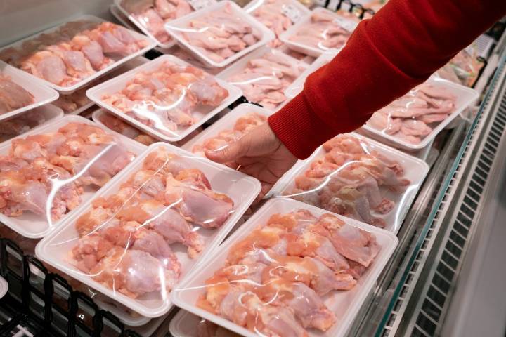 Retiran del mercado unos 5 millones de libras de pollo congelado por contaminación metálica