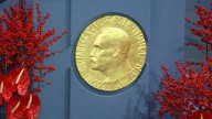 Premio Nobel de Economía 2025 para Joel Mokyr, Philippe Aghion y Peter Howitt por su analizar el crecimiento económico y la innovación