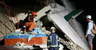 Buscan sobrevivientes tras terremoto