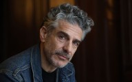 "Soy un privilegiado". Los nervios por el debut teatral en España, el nuevo film con Almodóvar y de qué se arrepiente, a los 55