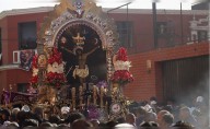 El Señor de los Milagros recorrió las calles de Lima entre pétalos, sahumerios y la fe inquebrantable de cientos de devotos