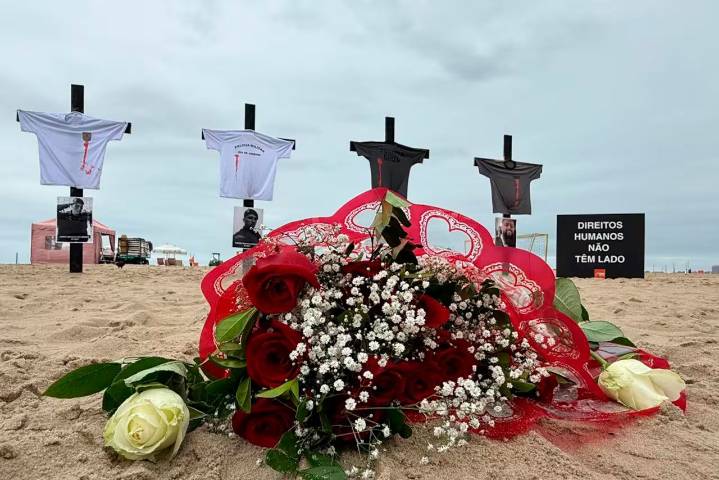 Con cruces y remeras negras, Río de Janeiro homenajeó a los policías caídos en…