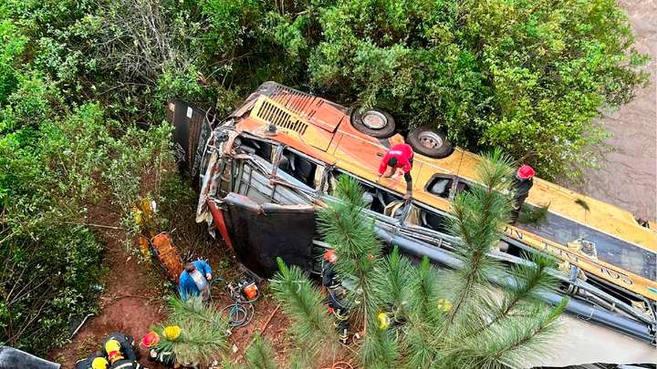 Tragedia en Misiones: un micro cayó a un arroyo y dejó al menos 8 muertos y 29 heridos