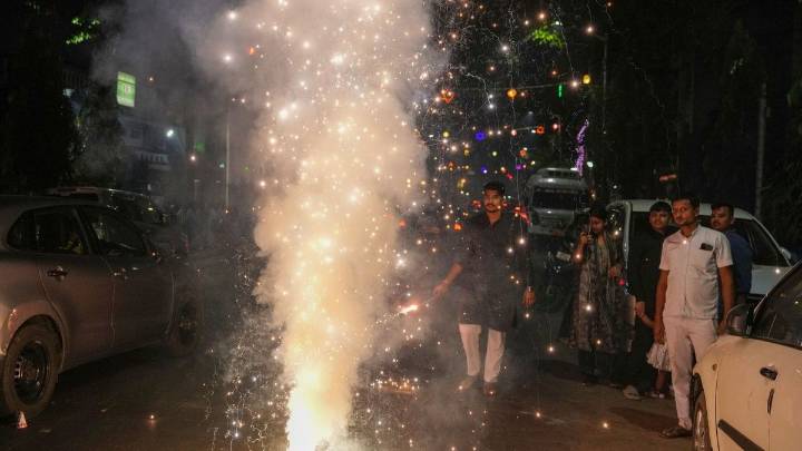 Kolkata smog rises after Kali Puja crackers go past curfew