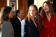 El detalle de Letizia, Leonor y Sofía que diferencia la forma de llevar el traje y determina si te quedará bien la chaqueta