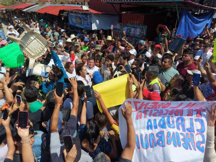 Recorre Sheinbaum La Ceiba, una de las comunidades más afectadas en Puebla por las lluvias