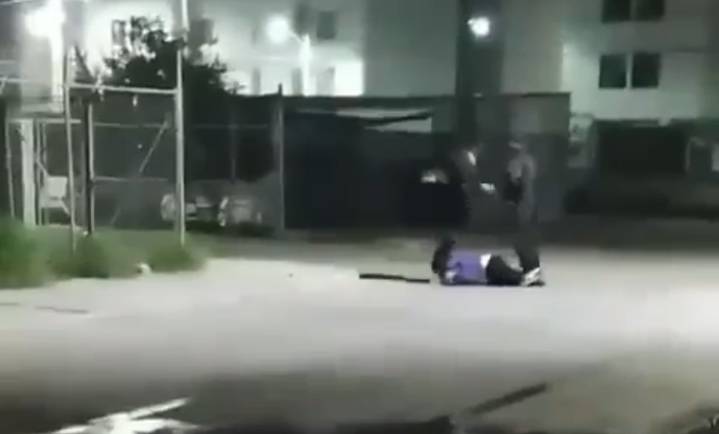 (Video) Tres sujetos medio matan a golpes y machetazos a rival de...