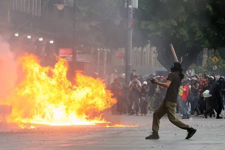 Manifestantes se enfrentan a policías en el 57 aniversario de la masacre de Tlatelolco