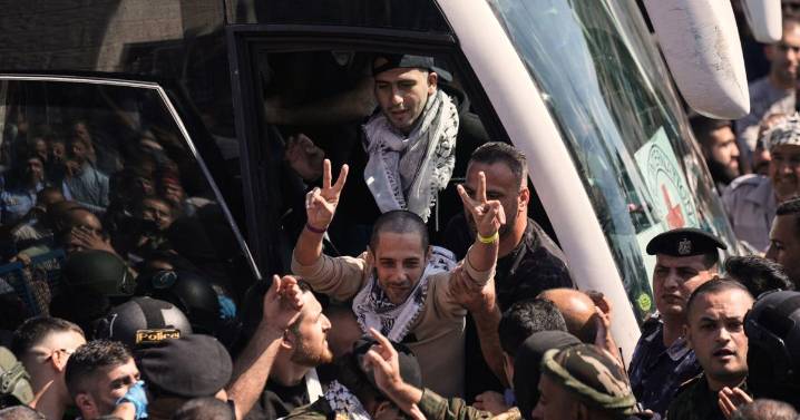 Palestinos celebran liberación de prisioneros por Israel bajo acuerdo de alto al fuego