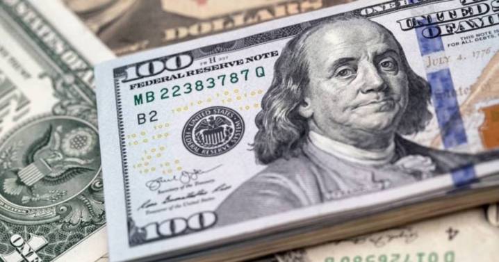 El dólar oficial cerró en $1.515, con una suba de $20