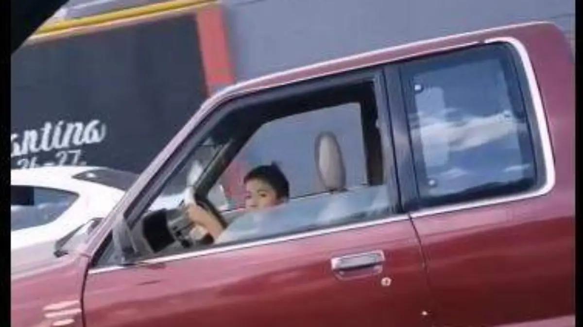 Al fin un niño sin celular… Captan a menor de edad manejando camioneta sobre bulevar López Mateos