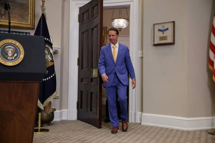 Louisiana Gov.: LSU AD won’t be involved in football coach hiring process