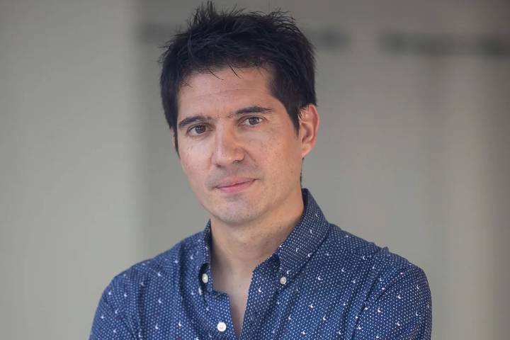Paco Cerdà, Premio Nacional de Narrativa por la epopeya fúnebre de José Antonio: "Mi militancia es con las caras, más que con las banderas"